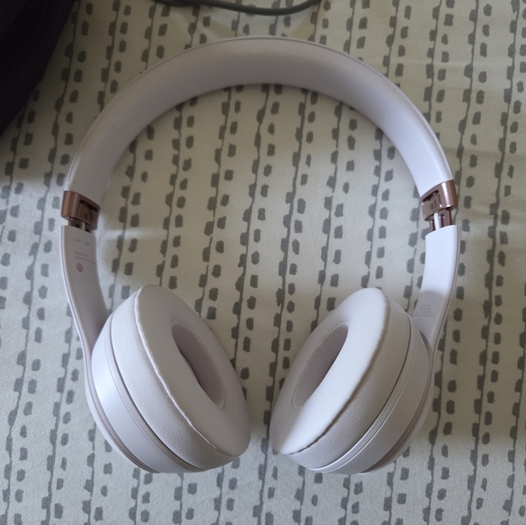 Beats Solo 4 Wireless Headphones - Picture 2 of 5